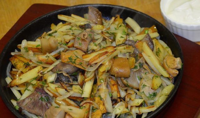 Гриби з картоплею, смажені в сметані: як приготувати, рецепти