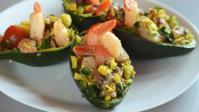 Салат з авокадо і креветками: прості смачні покрокові рецепти
