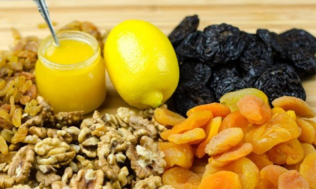 Суміш для імунітету з меду, горіхів, лимонів, кураги, чорносливу: користь, рецепти, відгуки