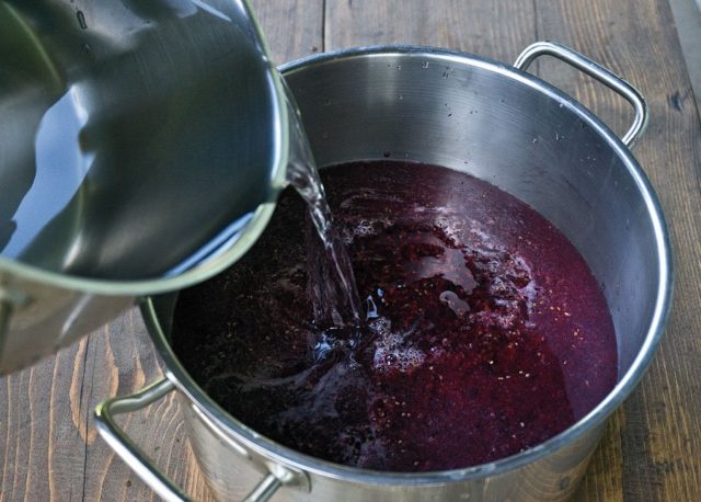 Сік із чорної смородини на зиму: користь і шкода, рецепти через соковижималку