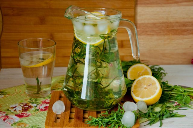 «Тархун»: рецепти напою в домашніх умовах зі свіжого і сухого естрагону, з мятою, з лимоном, склад і калорійність домашнього лимонаду