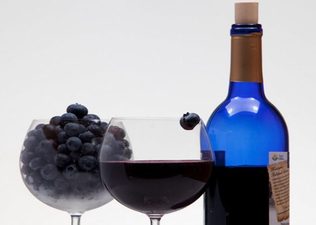 Вино з лохини в домашніх умовах: рецепти з фото, відео, корисні властивості