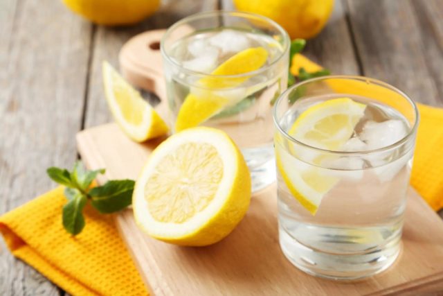 Вода з лимоном: користь і шкоду для організму, натщесерце, на ніч, як зробити, як правильно пити