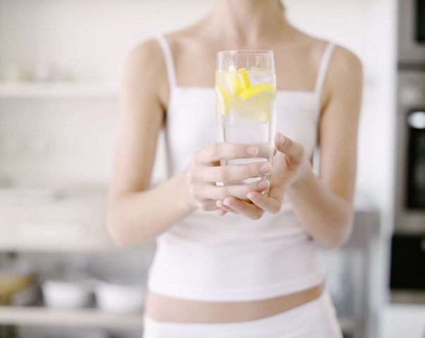 Вода з лимоном: користь і шкоду для організму, натщесерце, на ніч, як зробити, як правильно пити