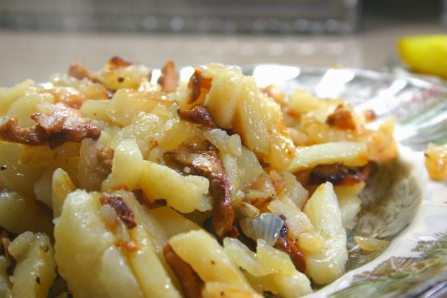 Смажена картопля з лисичками: на сковороді, в мультиварці, рецепти, калорійність