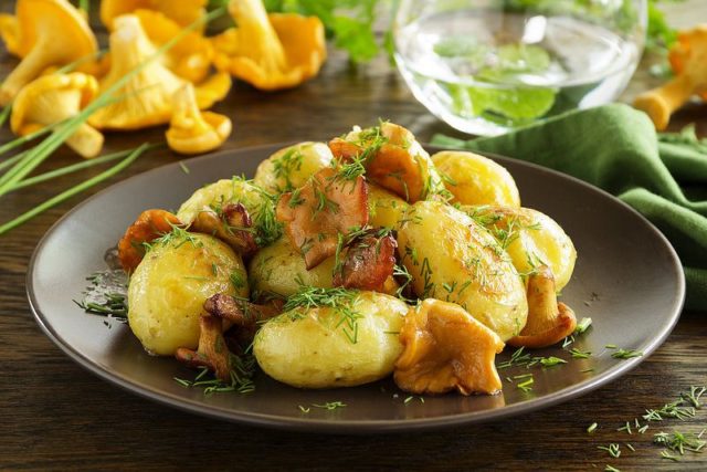 Смажена картопля з лисичками: на сковороді, в мультиварці, рецепти, калорійність