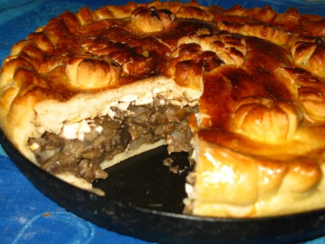 Пиріг з груздями: солоними і свіжими, як приготувати в духовці, найкращі рецепти