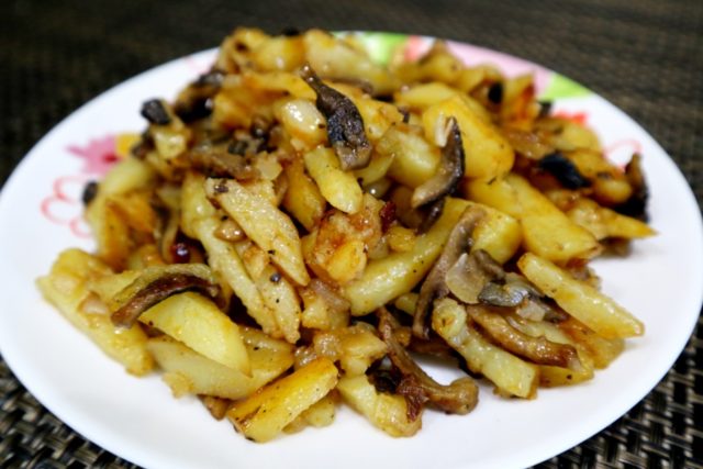 Скільки смажити шиітаке: з картоплею і свининою, рецепти приготування, калорійність
