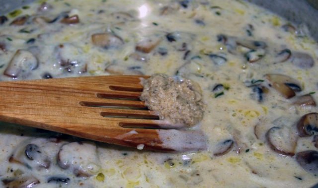 Грибний соус з опеньків з вершками: з заморожених, сухих, свіжих грибів