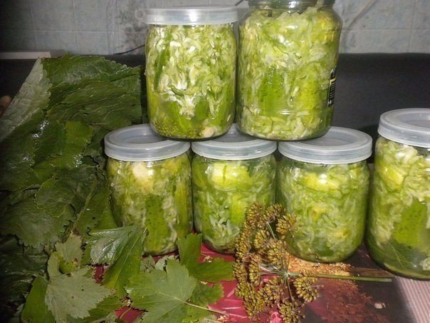 Огірки у власному соку на зиму: рецепти засолювання, консервування, салатів, зі стерилізацією, холодним способом