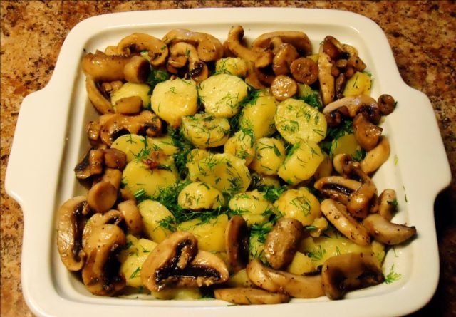 Картопля з білими грибами в духовці: рецепти в горщиках, запіканка