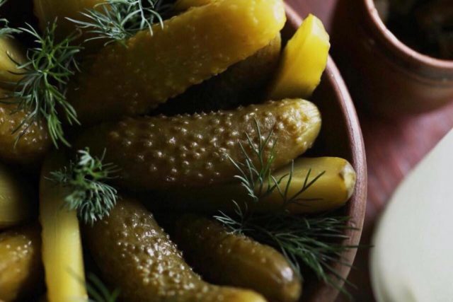 Бочкові огірки квашені: як квасити в бочці, в відрі, оригінальні рецепти на зиму