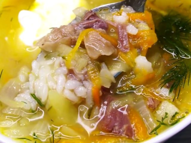 Розсольник з рисом і солоними огірками: смачні рецепти на кожен день і на зиму