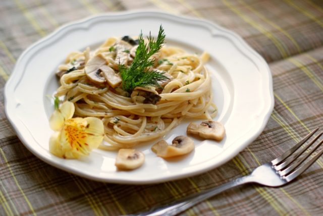 Паста з білими грибами: по італійськи, з куркою, беконом і вершками