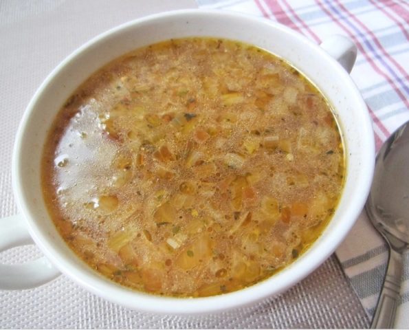 Розсольник з рисом і солоними огірками: смачні рецепти на кожен день і на зиму