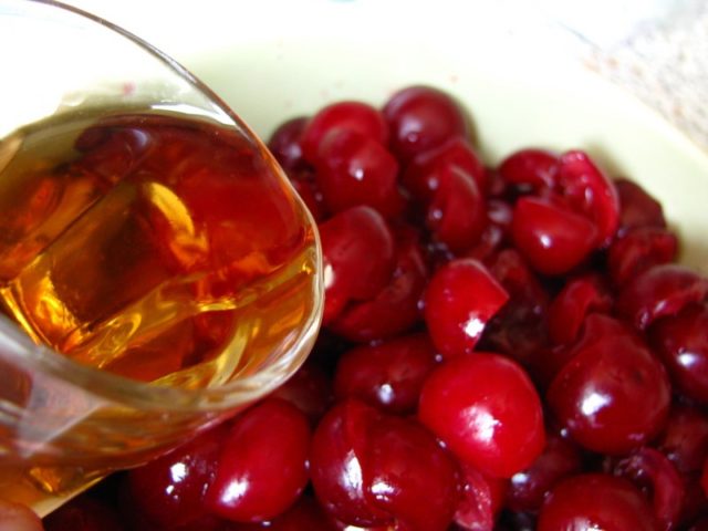 Вишня на коньяку: скільки градусів, покрокові рецепти приготування вишневої настоянки в домашніх умовах