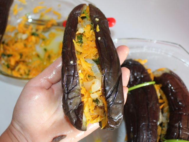 Солоні баклажани під гнітом: з часником, морквою, зеленню