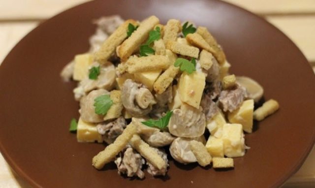 Салат з маслюками: смачні рецепти з фото на зиму, на кожен день з маринованих, смажених, свіжих грибів