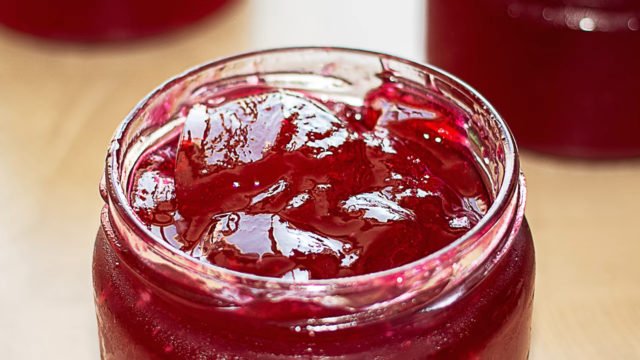 Червона смородина: рецепт без варіння з цукром на зиму, калорійність
