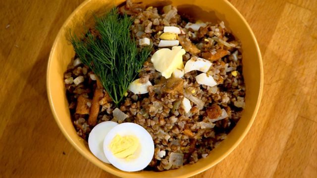 Гречка з опеньками і цибулею: прості і швидкі рецепти з фото з морквою, куркою, з свіжих, заморожених грибів