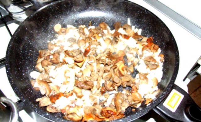 Смажені вовнянки в сметані: як приготувати на сковороді з цибулею, сметанним соусом