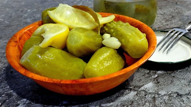 Огірки з лимоном на зиму в літрових банках: покрокові рецепти, відгуки