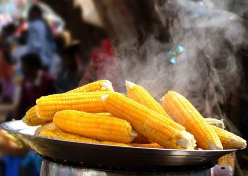 Скільки і як варити кукурудзу в каструлі?