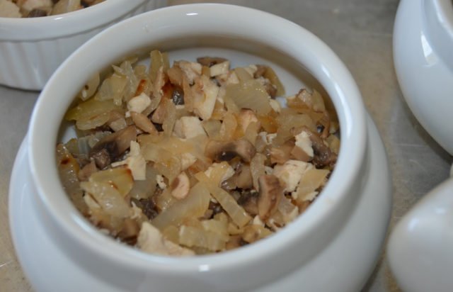 Жульєн з опеньків: рецепти з фото покроково, як приготувати з куркою, з заморожених, свіжих грибів