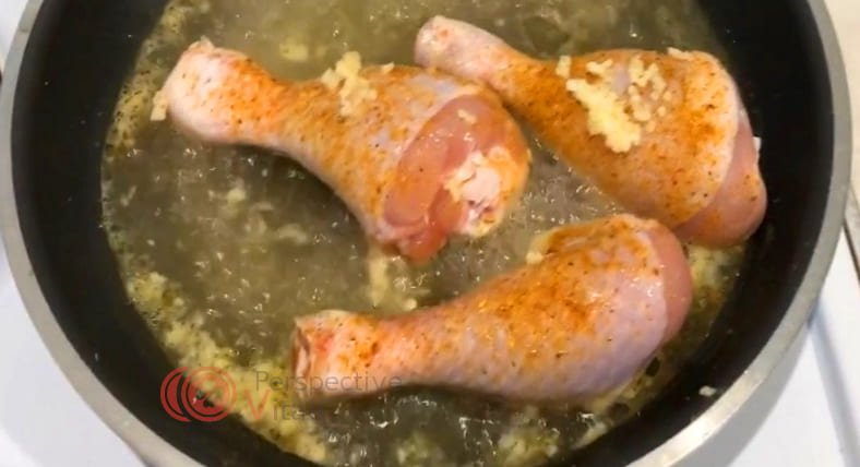 Курячі гомілки на сковороді: смачно і швидко — 3 покрокових рецепта + фото