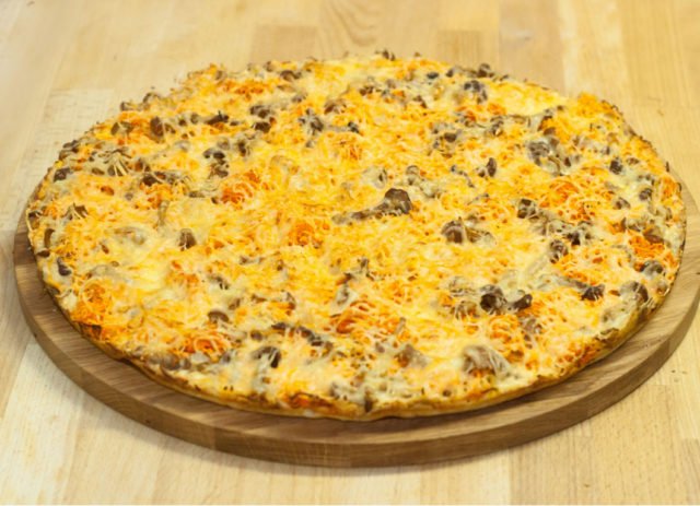 Піца з опеньками: покрокові рецепти з замороженими, маринованими грибами, з сиром, з ковбасою