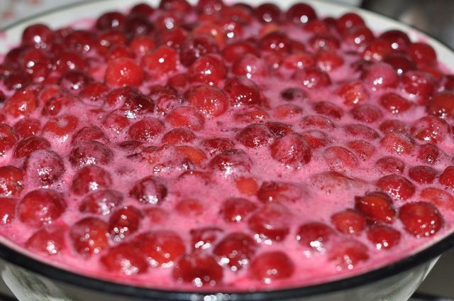 Варення з полуниці і вишні на зиму: покрокові рецепти з фото, з кісточками, без кісточок, з цілими, перетертими ягодами