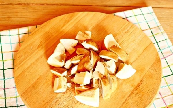 Білі гриби, смажені з цибулею: як посмажити, рецепти, калорійність