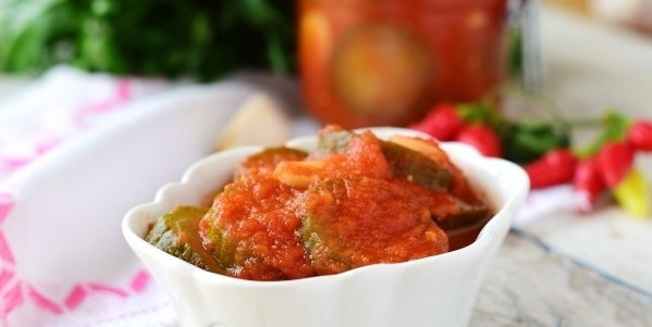 Салати з огірків в томатному соку на зиму: різані, часточками, кубиками, швидкі і смачні покрокові рецепти з фото, без стерилізації