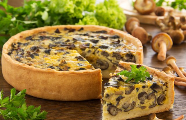 Пиріг з опеньками: рецепти з фото, з маринованими грибами, з картоплею, заливний, в мультиварці