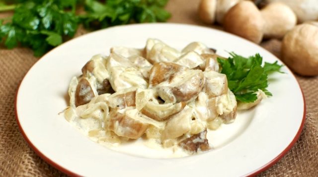 Білі гриби в сметані: рецепти з цибулею, картоплею, курячою грудкою