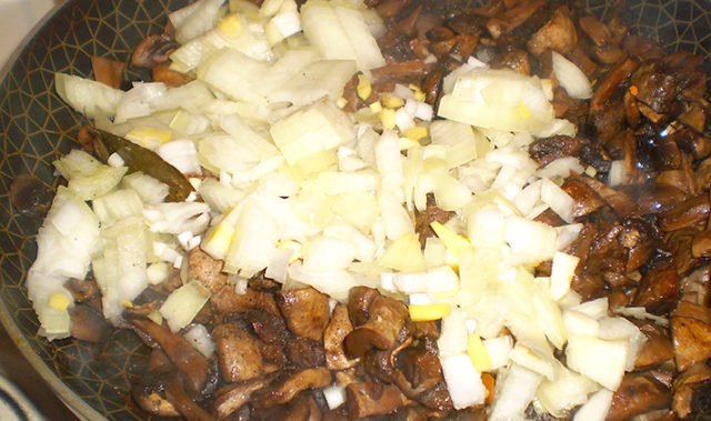 Білі гриби, смажені з цибулею: як посмажити, рецепти, калорійність
