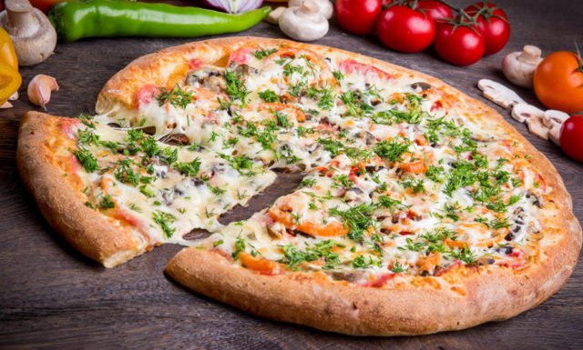 Піца з опеньками: покрокові рецепти з замороженими, маринованими грибами, з сиром, з ковбасою