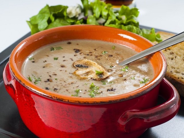 Суп зі свіжих білих грибів: з перловкою, куркою, вершками, в мультиварці