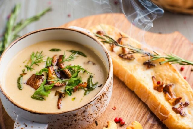 Суп пюре з лисичок: рецепти з фото з вершками, картоплею, гарбузом