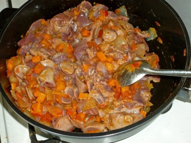 Свинина з лисичками в духовці на сковороді, рецепти з картоплею, вершковим соусом