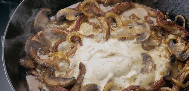 Гливи в сметані: рецепти з цибулею, сиром, часником, мясом, картоплею