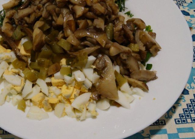 Салат з вешенками: гострий, теплий, шарами, як приготувати смачні покрокові рецепти