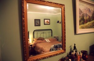 Чи можна ставити ліжко навпроти дзеркала – народні прикмети, які заходи можна вжити