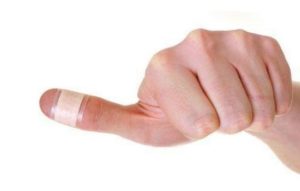 До чого порізати палець – народні прикмети, тлумачення для кожного пальця