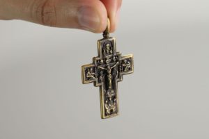 Що значить втратити натільний хрестик – прикмети, точка зору православних священиків