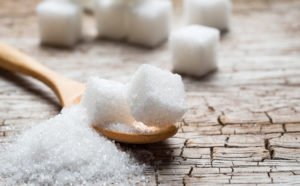 До чого розсипати цукор на стіл або підлогу – народні прикмети та пояснення