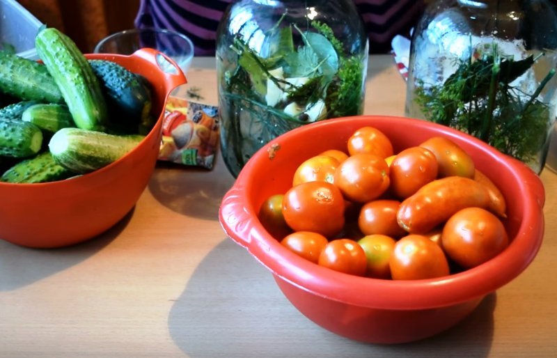 Асорті з огірків і помідорів на зиму — найсмачніші рецепти