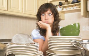 Чи можна мити посуд у гостях – народні прикмети і здоровий глузд