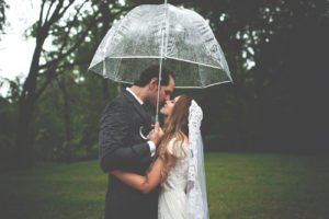 До чого йде дощ у день весілля – народні прикмети та можливі тлумачення