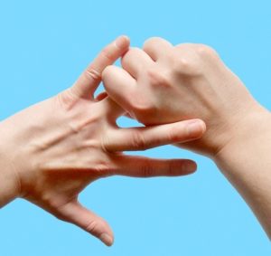 Що означає, якщо свербить один або кілька пальців рук – народні прикмети та варіанти тлумачень